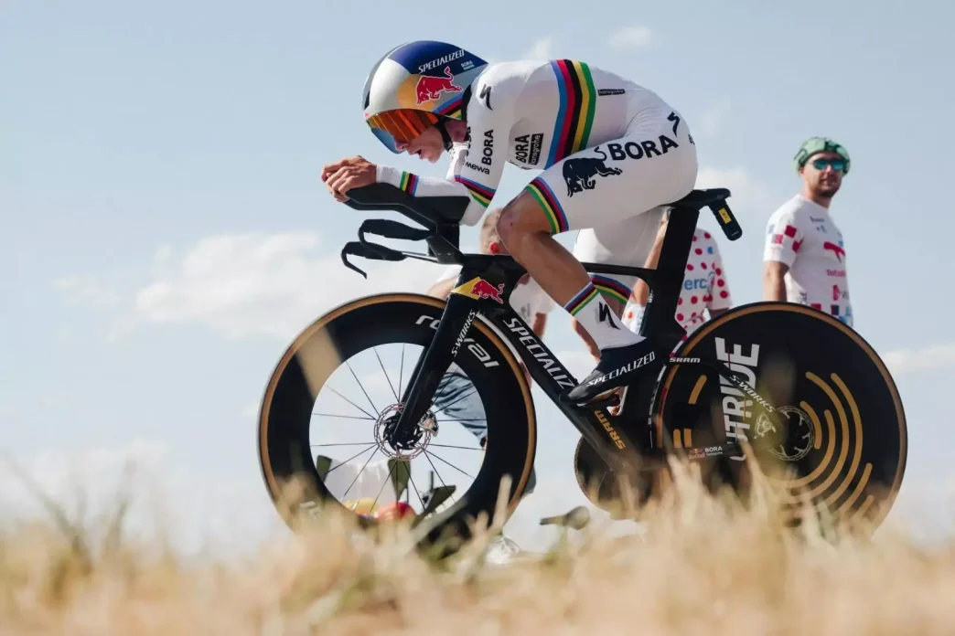 Remco Evenepoel compitiendo a máxima velocidad en la contrarreloj del Tour de Francia 2026.