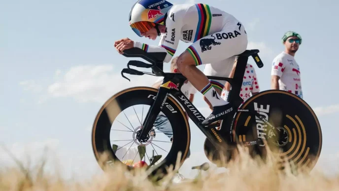 Remco Evenepoel compitiendo a máxima velocidad en la contrarreloj del Tour de Francia 2026.