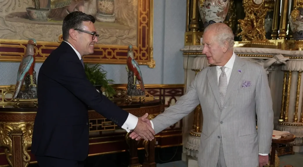 El rey Carlos III de Inglaterra saluda cordialmente a Andy Burnham en el Palacio de Buckingham.
