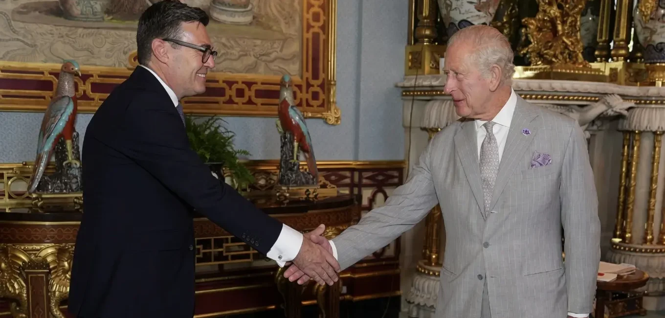 El rey Carlos III de Inglaterra saluda cordialmente a Andy Burnham en el Palacio de Buckingham.