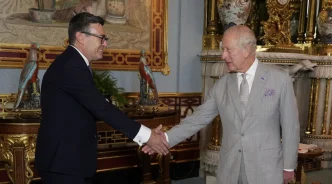 El rey Carlos III de Inglaterra saluda cordialmente a Andy Burnham en el Palacio de Buckingham.