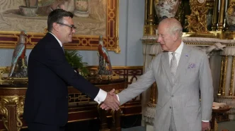 El rey Carlos III de Inglaterra saluda cordialmente a Andy Burnham en el Palacio de Buckingham.