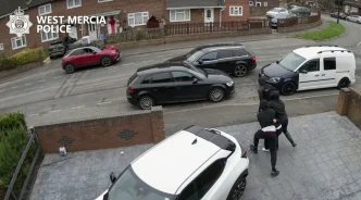 Imagen de cámaras de seguridad de la policía de West Mercia mostrando el momento en que varios hombres raptan a un joven en Telford.