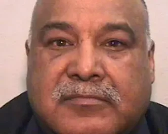 Retrato policial de Shabir Ahmed, condenado por delitos graves en el Reino Unido.