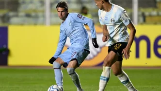 Futbolistas disputando un encuentro en el reinicio de las competiciones de clubes de la CONMEBOL.