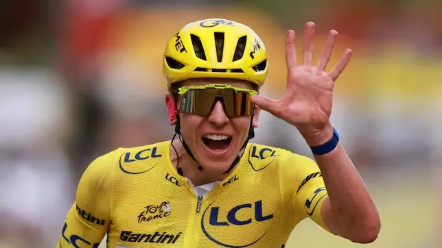 El ciclista esloveno Tadej Pogačar luciendo el maillot amarillo y celebrando su victoria en el Tour de Francia 2026.