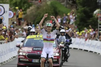 Tadej Pogačar celebra su victoria de etapa en el Tour de Francia 2026 tras atacar en los Pirineos.
