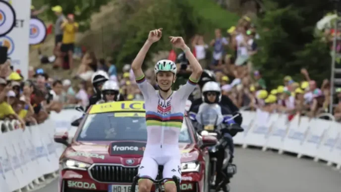 Tadej Pogačar celebra su victoria de etapa en el Tour de Francia 2026 tras atacar en los Pirineos.