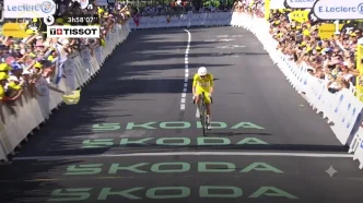 El ciclista esloveno Tadej Pogačar, vistiendo el maillot amarillo, cruza la línea de meta en solitario para ganar la Etapa 10 del Tour de Francia 2026
