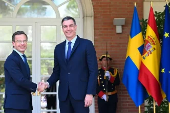 El primer ministro de Suecia, Ulf Kristersson, y el presidente del Gobierno español, Pedro Sánchez, estrechándose la mano.