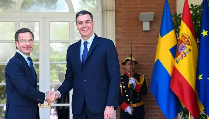El primer ministro de Suecia, Ulf Kristersson, y el presidente del Gobierno español, Pedro Sánchez, estrechándose la mano.