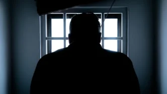 Silueta de un hombre buscado por la Policía Metropolitana en relación con investigaciones de violación en el sur de Londres.