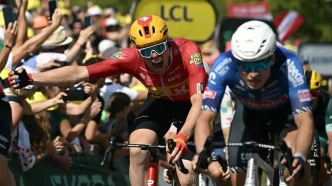 Søren Wærenskjold celebra su victoria al sprint en la etapa 11 del Tour de Francia 2026 en Nevers.
