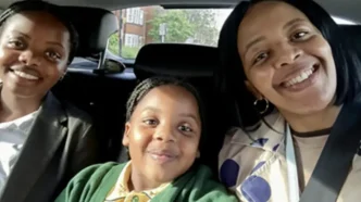 Zandile Tshuma junto a sus hijas Natalie y Nala en una imagen familiar.