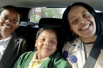 Zandile Tshuma junto a sus hijas Natalie y Nala en una imagen familiar.