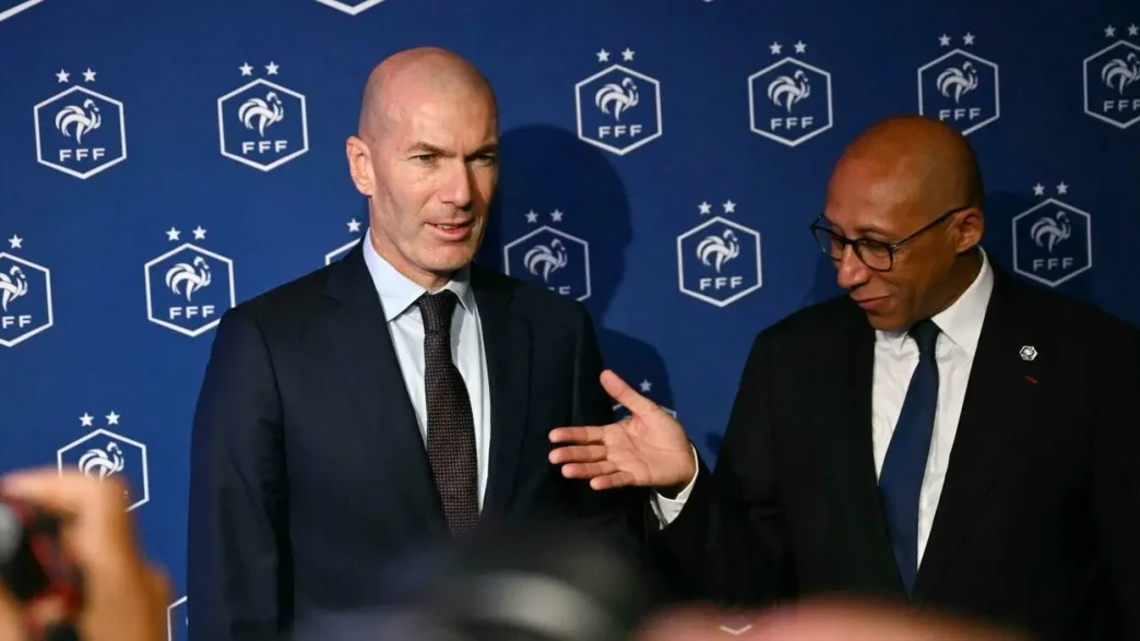 Zinedine Zidane junto al presidente de la FFF, Philippe Diallo, durante su presentación oficial.