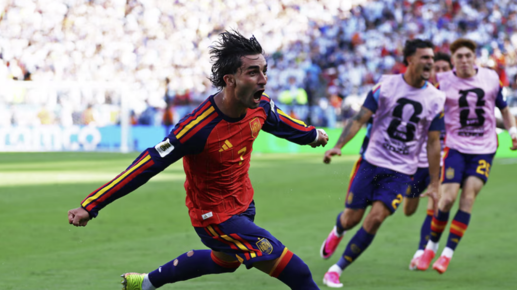 : Ferran Torres celebra con euforia tras marcar el gol que da la victoria a España en la final del Mundial.