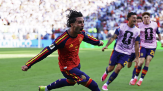 : Ferran Torres celebra con euforia tras marcar el gol que da la victoria a España en la final del Mundial.