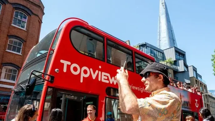 Autobús turístico de TopView durante sus operaciones antes del cierre TopView Londres.