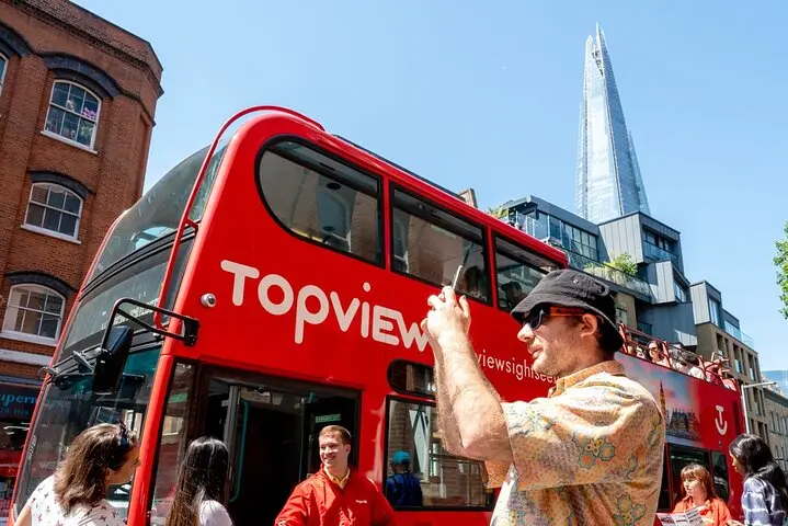 Autobús turístico de TopView durante sus operaciones antes del cierre TopView Londres.