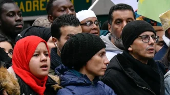 Grupo de personas migrantes y ciudadanos participando en una manifestación en Francia.