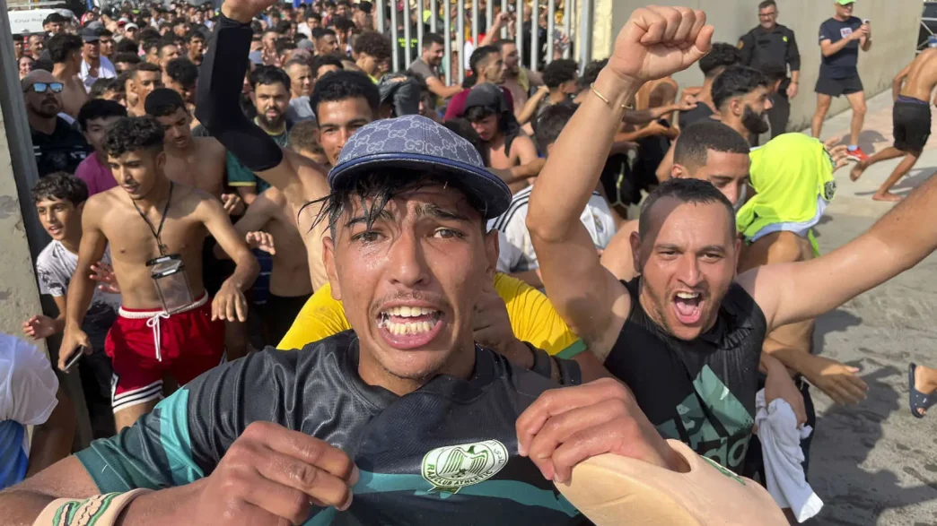Multitud de migrantes recorriendo las calles y zonas fronterizas de la ciudad autónoma de Ceuta.