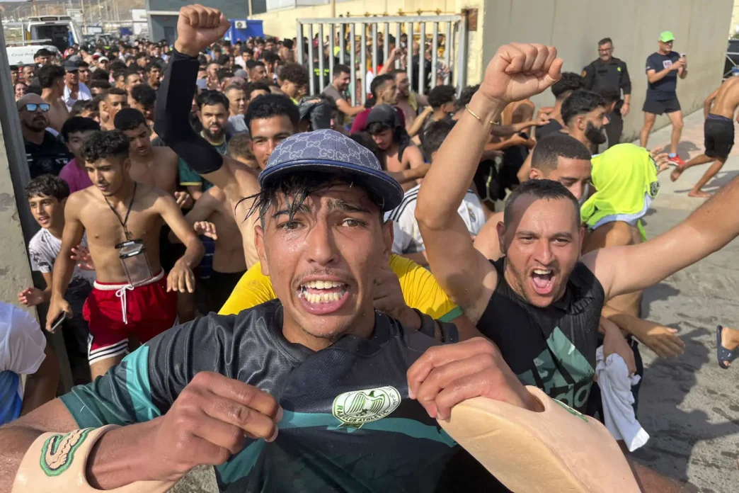 Multitud de migrantes recorriendo las calles y zonas fronterizas de la ciudad autónoma de Ceuta.