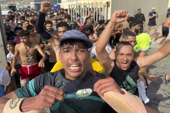 Multitud de migrantes recorriendo las calles y zonas fronterizas de la ciudad autónoma de Ceuta.