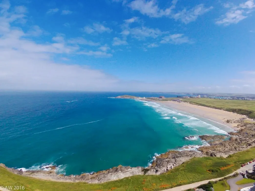 Vista panorámica de la playa de Fistral en Newquay, Cornualles, conocida como la cuna del surf británico.