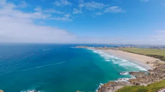 Vista panorámica de la playa de Fistral en Newquay, Cornualles, conocida como la cuna del surf británico.