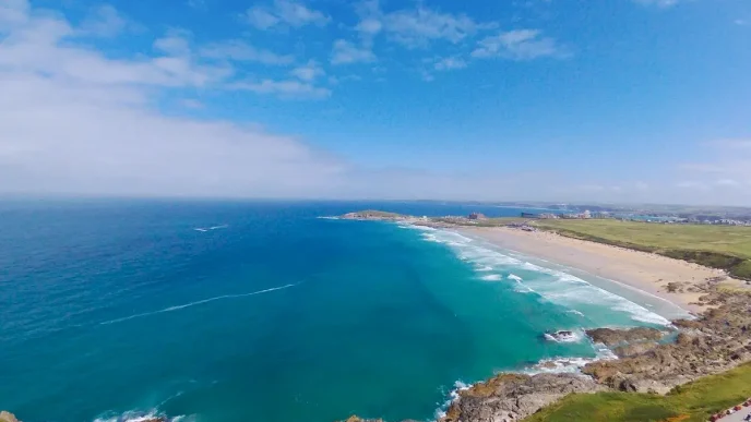 Vista panorámica de la playa de Fistral en Newquay, Cornualles, conocida como la cuna del surf británico.