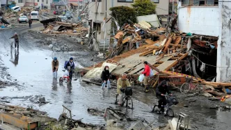 Daños materiales y escombros en una calle de Japón tras el fuerte terremoto de magnitud 7,1.