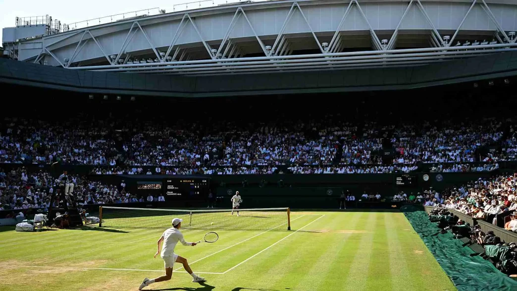 Jugadores disputando una final de tenis en la Pista Central de Wimbledon durante la edición de 2026.