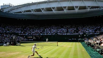 Jugadores disputando una final de tenis en la Pista Central de Wimbledon durante la edición de 2026.