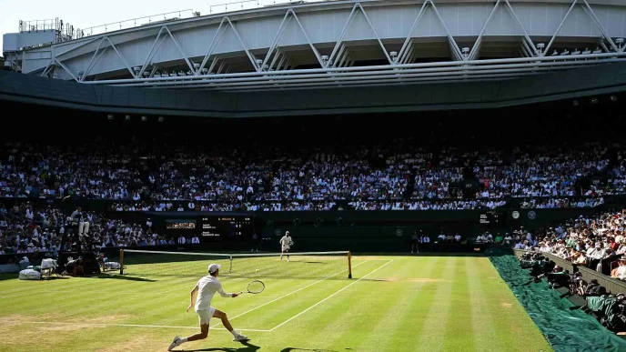 Jugadores disputando una final de tenis en la Pista Central de Wimbledon durante la edición de 2026.