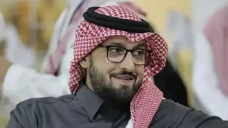 Retrato del príncipe saudí Abdullah bin Fahad Al Saud con indumentaria tradicional y gafas.