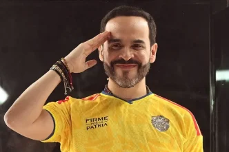Abelardo De La Espriella realizando un saludo militar durante su investidura como presidente de Colombia.