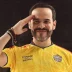 Abelardo De La Espriella realizando un saludo militar durante su investidura como presidente de Colombia.
