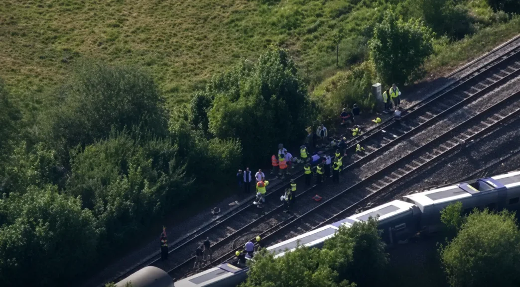 Vista aérea de los equipos de emergencia trabajando junto a las vías tras un accidente ferroviario en Reino Unido