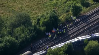 Vista aérea de los equipos de emergencia trabajando junto a las vías tras un accidente ferroviario en Reino Unido