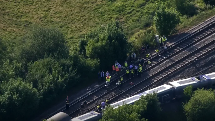 Vista aérea de los equipos de emergencia trabajando junto a las vías tras un accidente ferroviario en Reino Unido