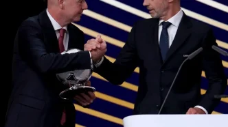 Gianni Infantino estrechando la mano a Aleksander Čeferin durante un evento oficial de la UEFA.