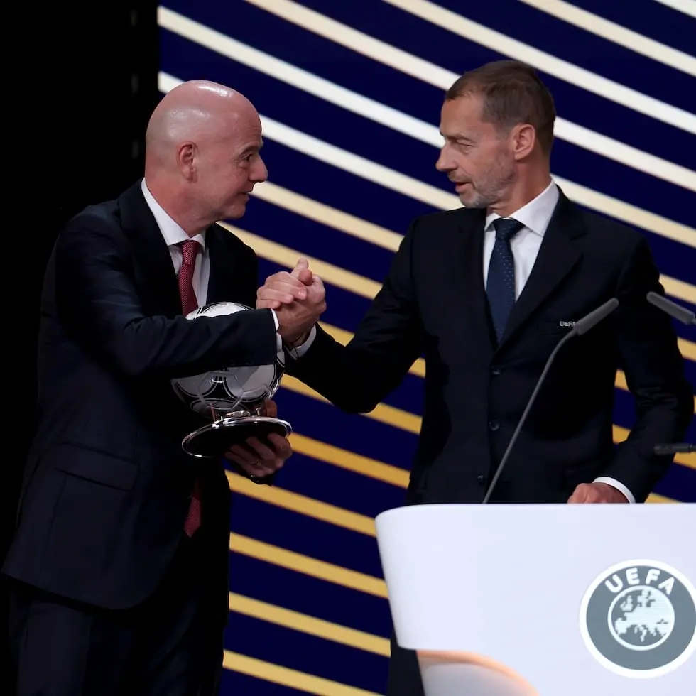 Gianni Infantino estrechando la mano a Aleksander Čeferin durante un evento oficial de la UEFA.