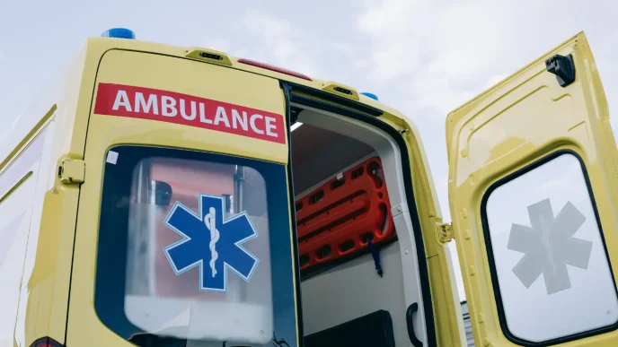Vehículo de emergencia médica y ambulancia desplazados a una intervención.