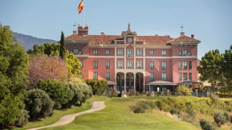 Vista exterior de la fachada principal y los jardines de Anantara Villa Padierna Palace en Benahavís, Marbella.