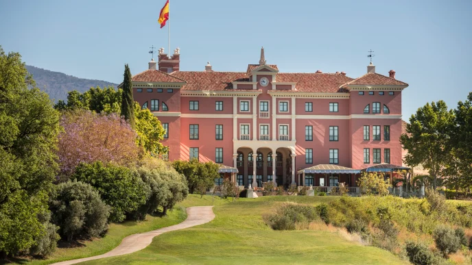 Vista exterior de la fachada principal y los jardines de Anantara Villa Padierna Palace en Benahavís, Marbella.