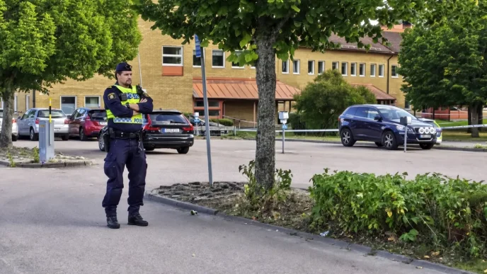 Agente de policía vigilando los exteriores del instituto Brinell en Fagersta tras el ataque