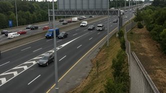 Vista de una autovía con tráfico circulando en los carriles habilitados