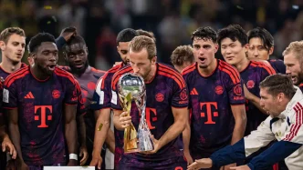 Jugadores del Bayern de Múnich celebrando y besando el trofeo de la Supercopa alemana