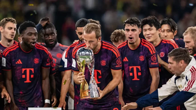 Jugadores del Bayern de Múnich celebrando y besando el trofeo de la Supercopa alemana